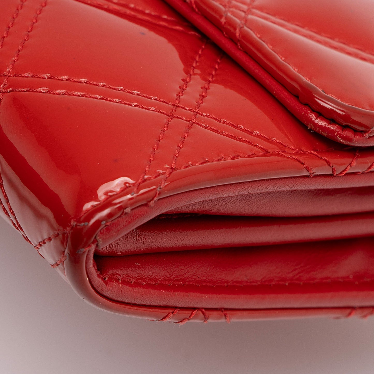 Chanel Patent Leather Diamond Stitch Flap Wallet (SHF-Ql4n4i)