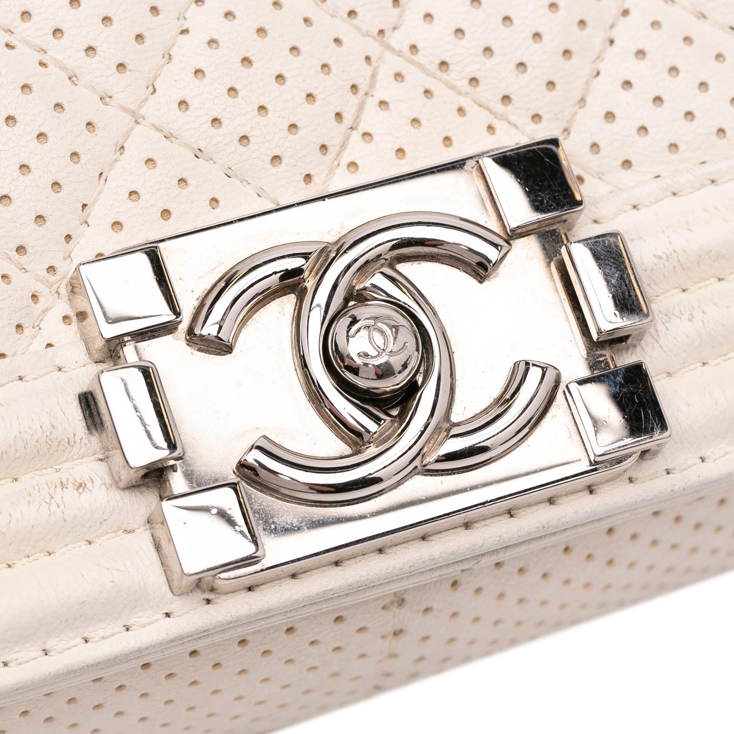 Chanel Perforated Lambskin Boy Flap (SHG-j0q4NI)