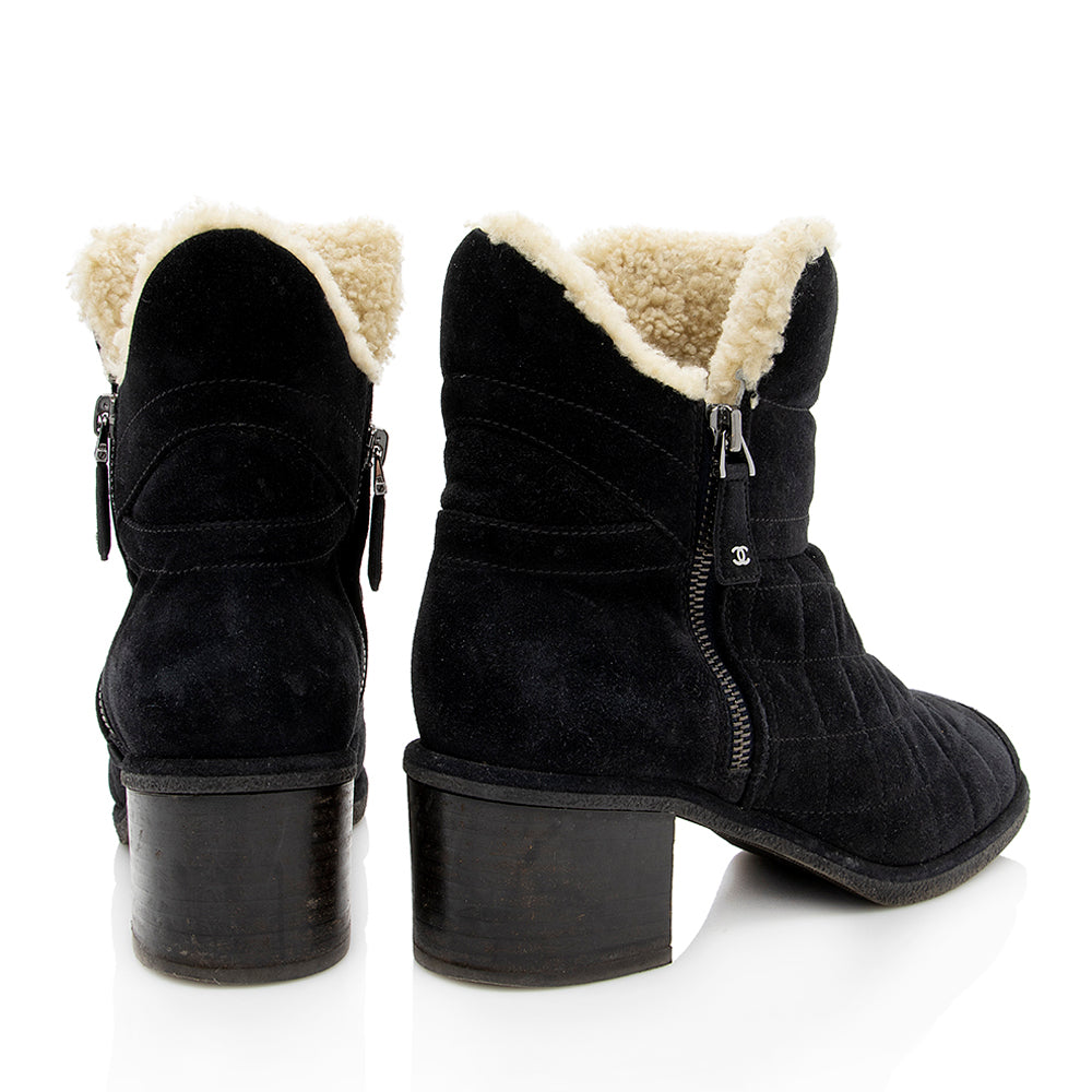 Chanel Quilted Suede Shearling Ankle Boots - Size 8.5 / 38.5 (SHF-18371)