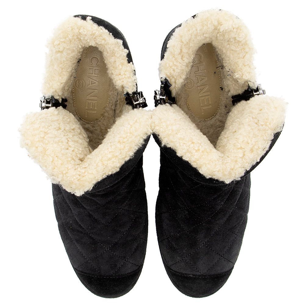 Chanel Quilted Suede Shearling Ankle Boots - Size 8.5 / 38.5 (SHF-18371)