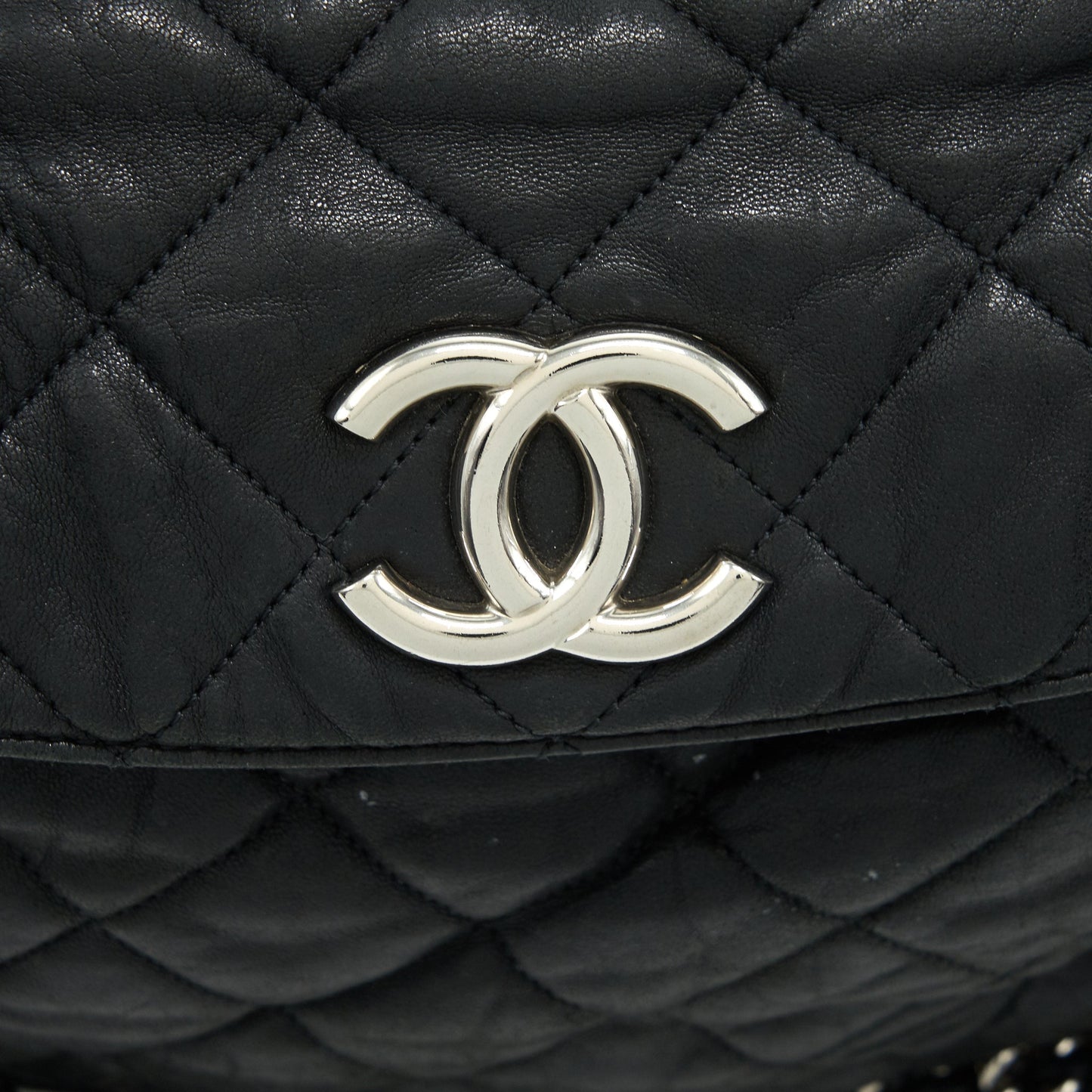 Chanel quilted leather with Chain Shoulder Bag Black SHW