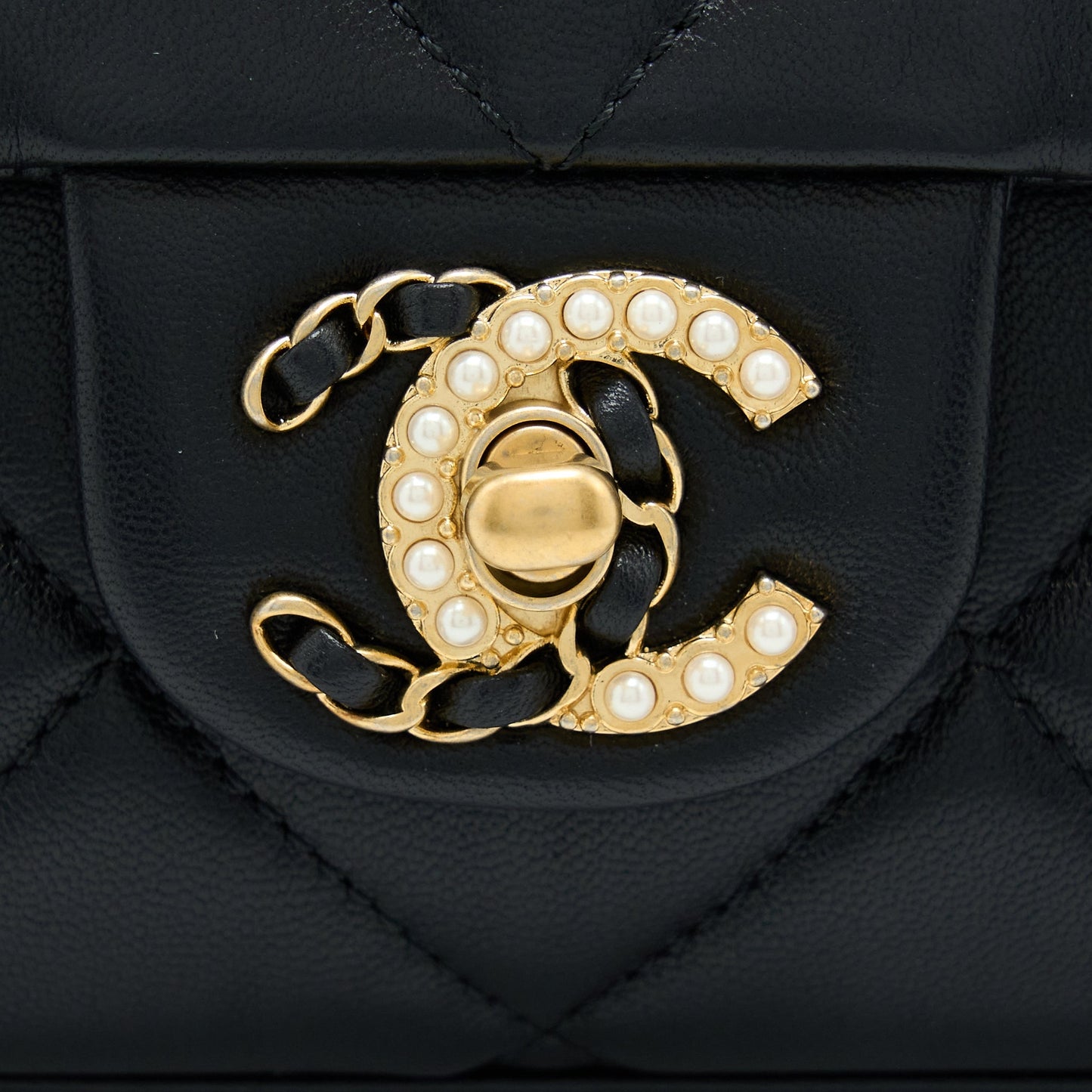 Chanel 21A Quilted Detailed Logo Flap Bag Lambskin Black GHW (Microchip)
