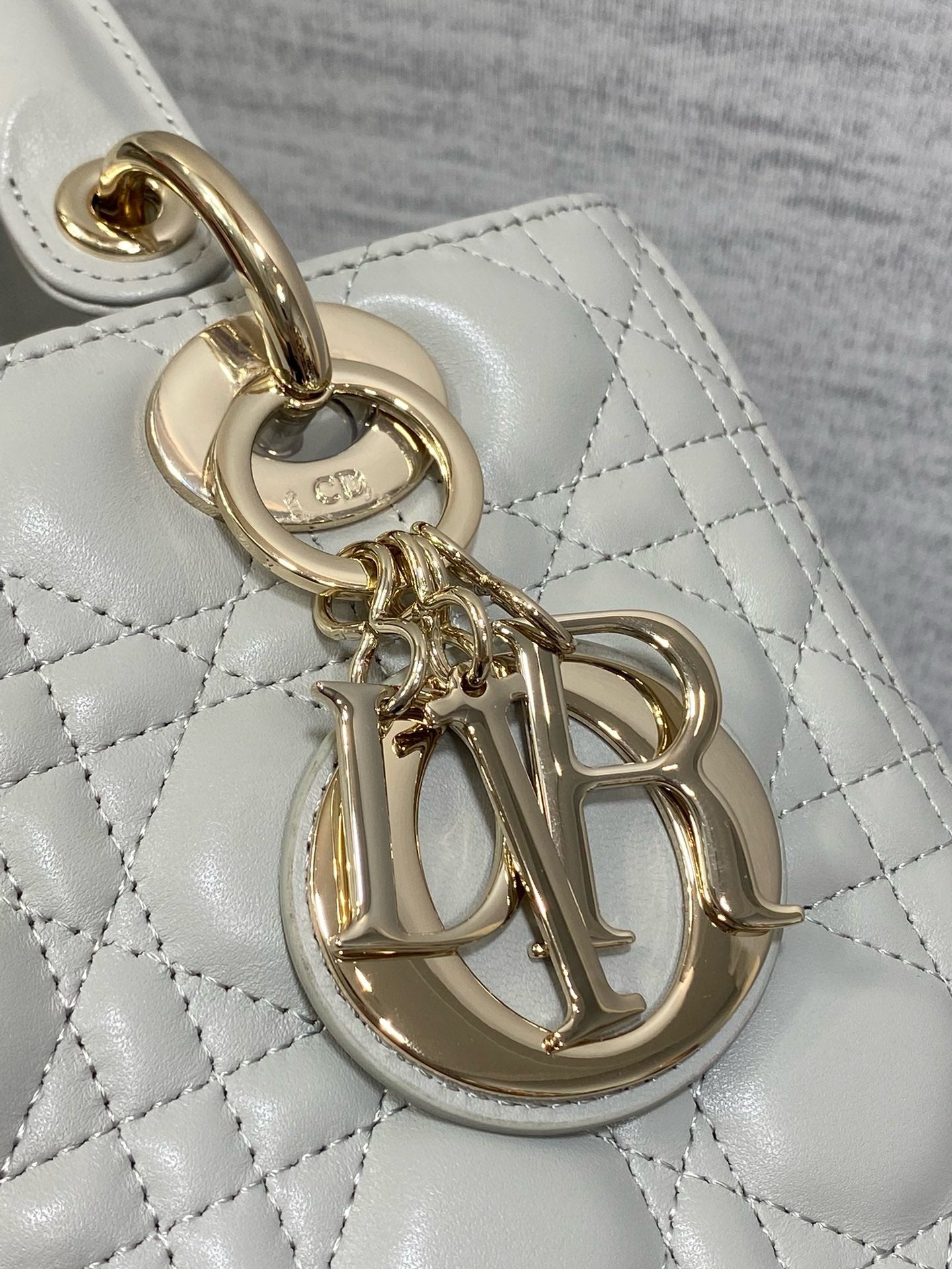 DR453 Medium Lady Dior Bag / HIGHEST QUALITY VERSION / 9.5x8.5x4.5inches