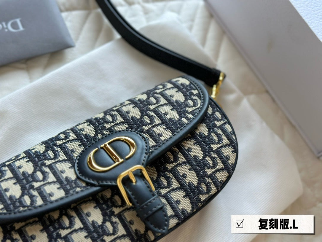 DR361 Dior Bobby East-West Bag / 8.5 x 4.5 x 2 inches