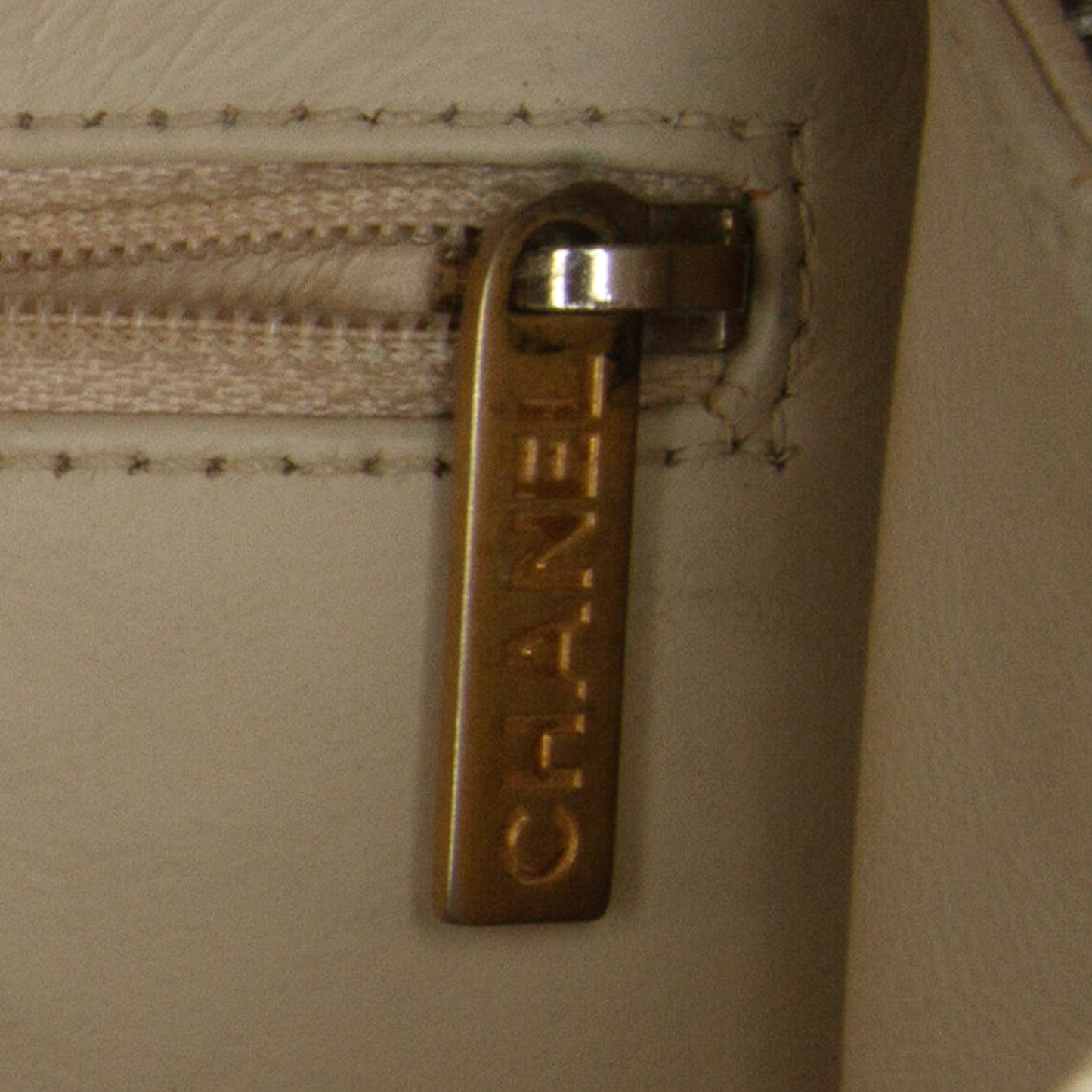 Chanel Sac Medium Caviar Filigree Vanity Case