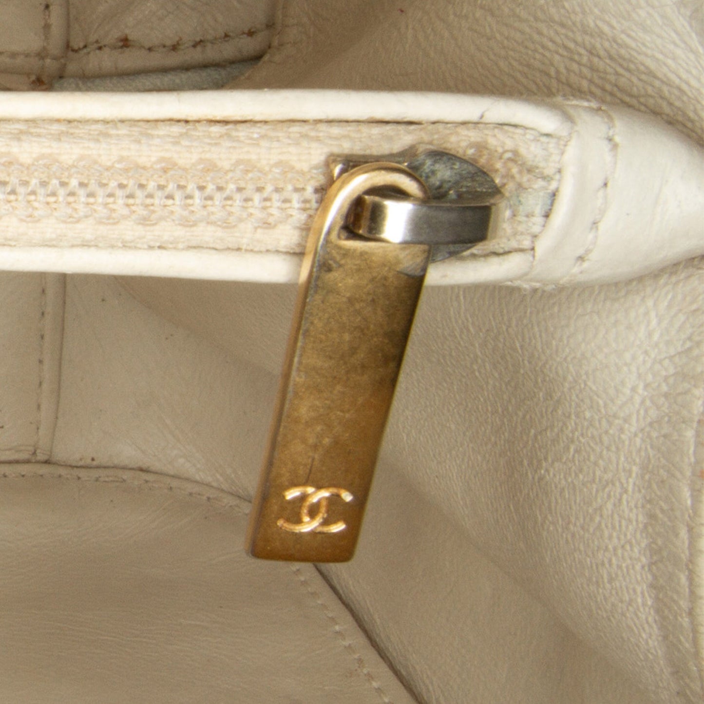 Chanel Sac Medium Caviar Filigree Vanity Case