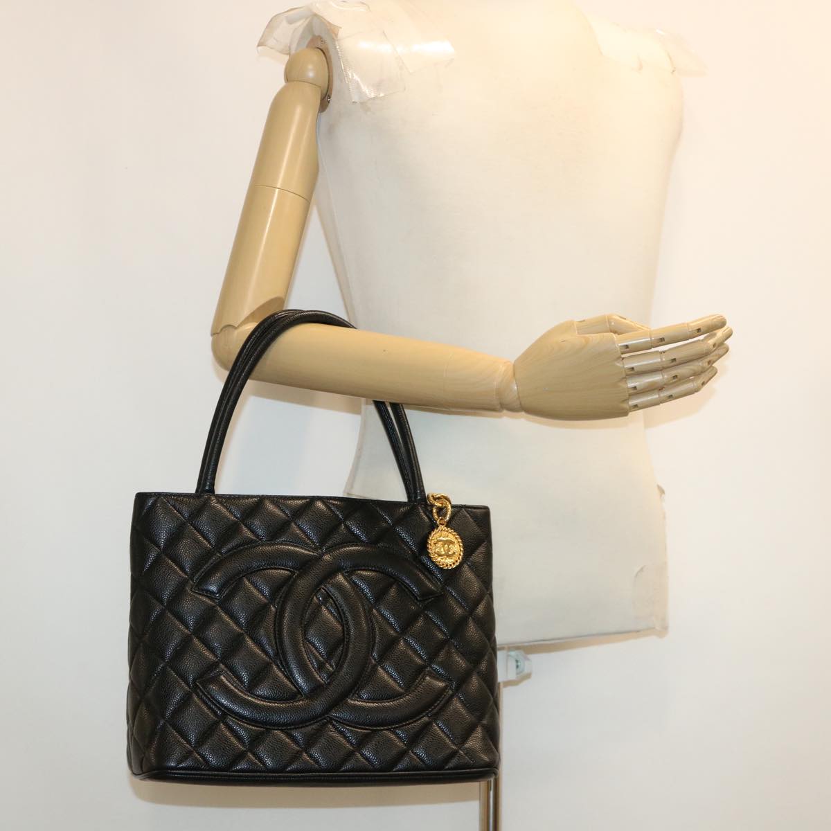 CHANEL Tote Bag Caviar Skin Black CC am4270A