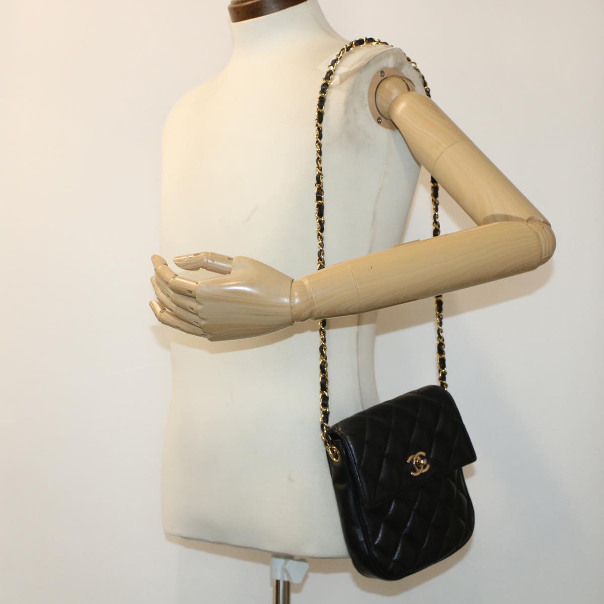 CHANEL Matelasse Turn Lock Chain Shoulder Bag Lamb Skin Black CC am4542