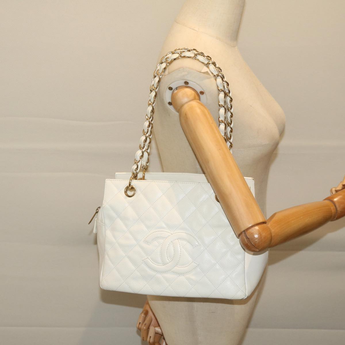 CHANEL Matelasse Chain Shoulder Bag Caviar Skin White CC ar11502