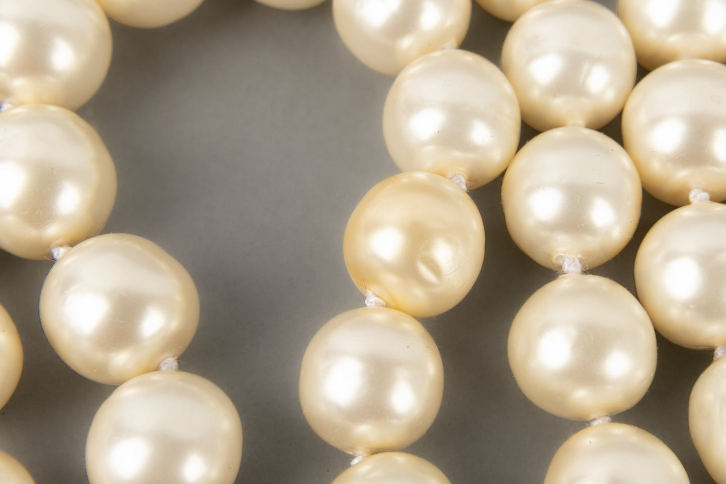 Collier / sautoir de perles nacres Chanel
