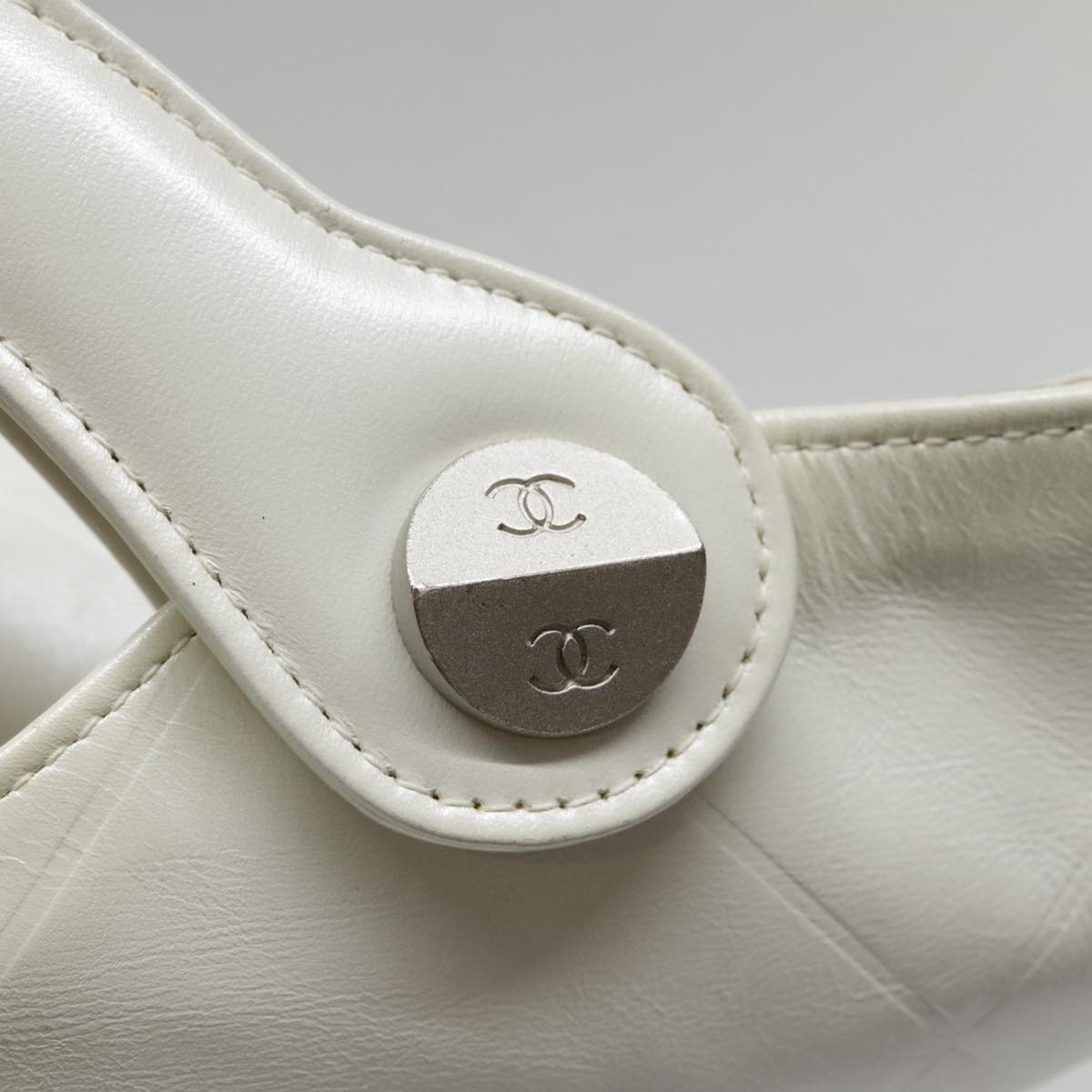 CHANEL Matelasse Hand Bag Leather White CC bs18834