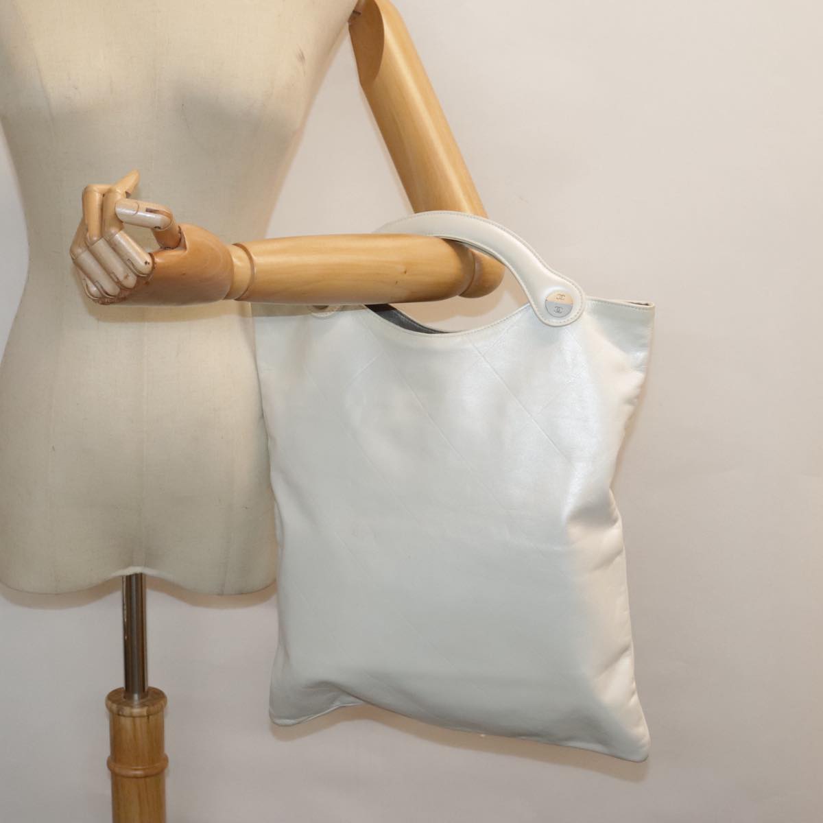 CHANEL Matelasse Hand Bag Leather White CC bs18834