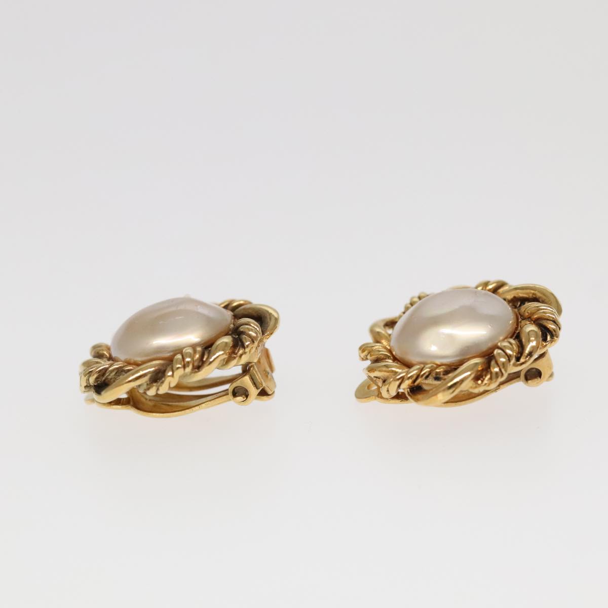 CHANEL Pearl Earring metal Gold Tone CC bs19423