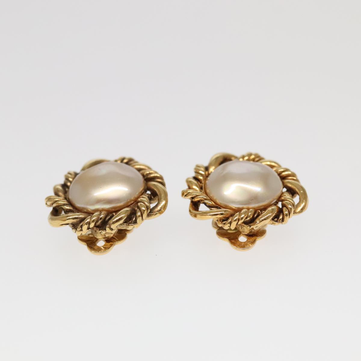 CHANEL Pearl Earring metal Gold Tone CC bs19423