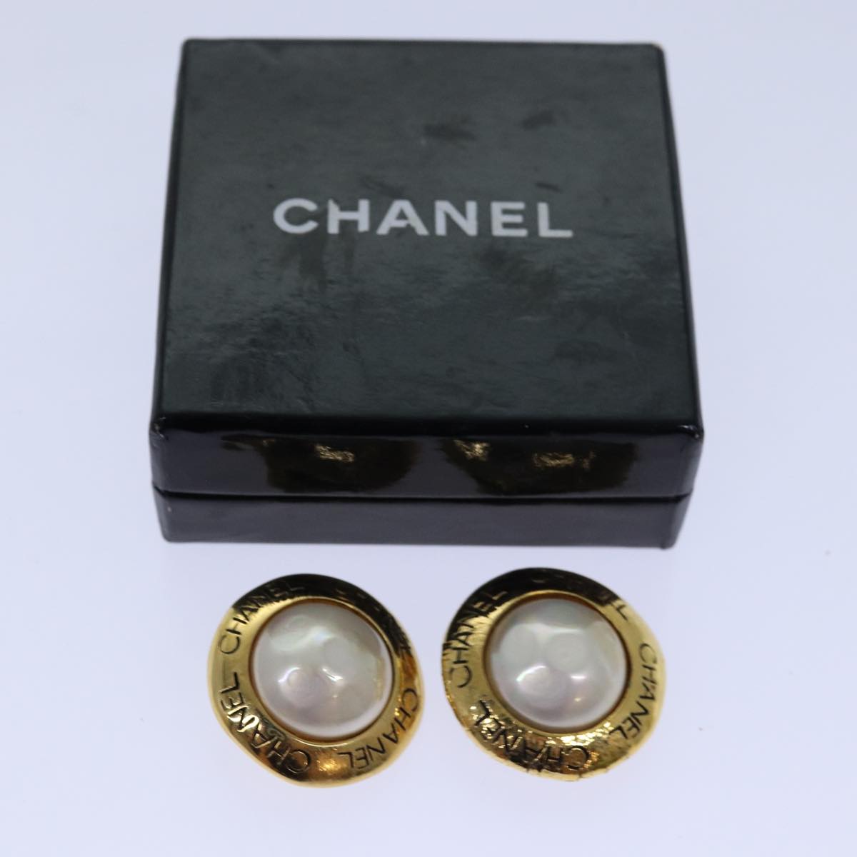 CHANEL Pearl Earring metal Gold CC hk1468