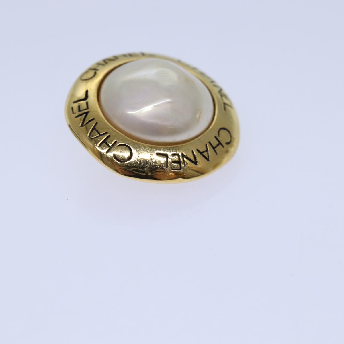 CHANEL Pearl Earring metal Gold CC hk1468