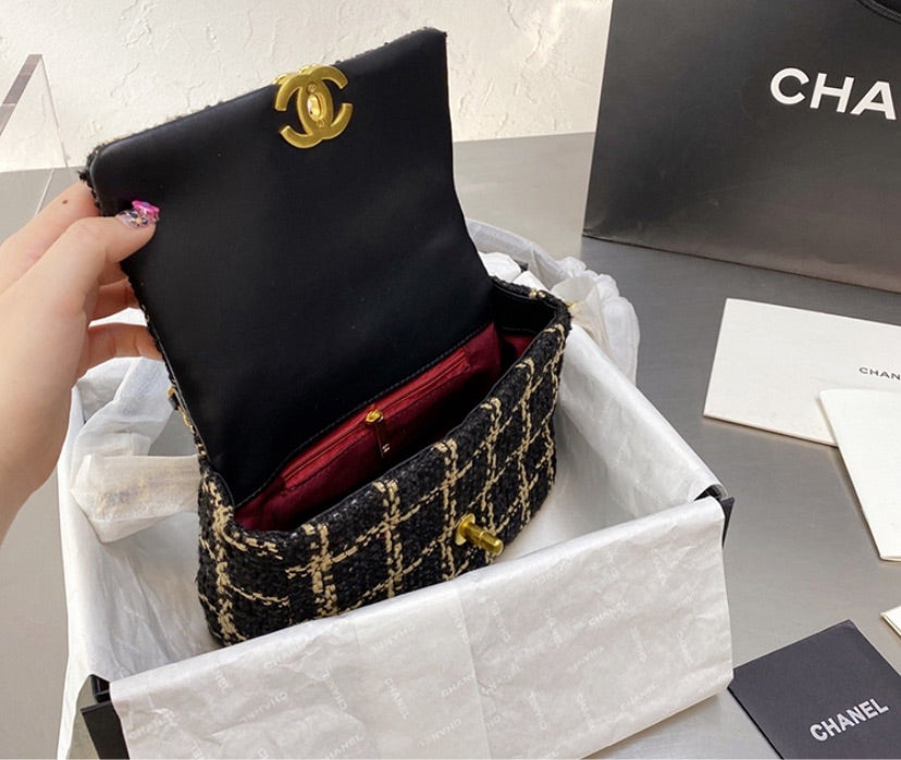 Black/gold woman shoulder Chanel handbag