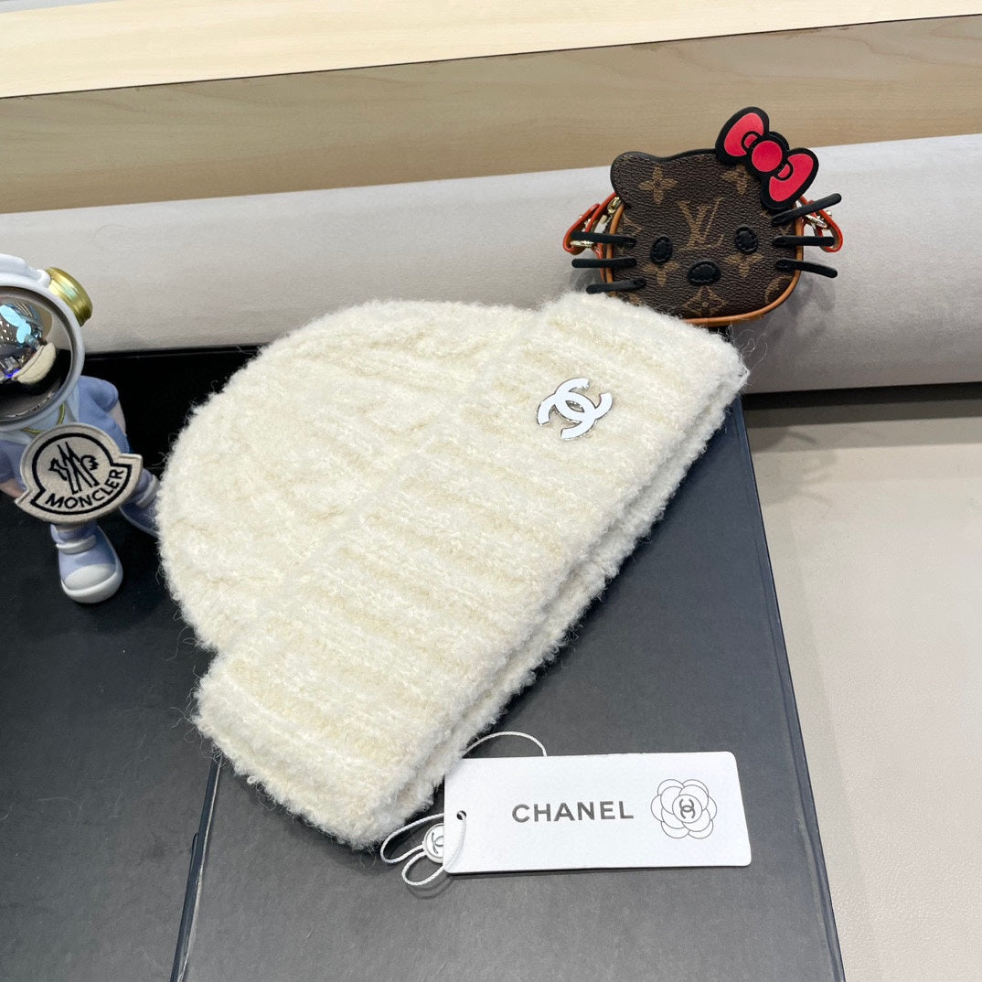 CHANEL BEANIE HAT IN WHITE WOOL 413328