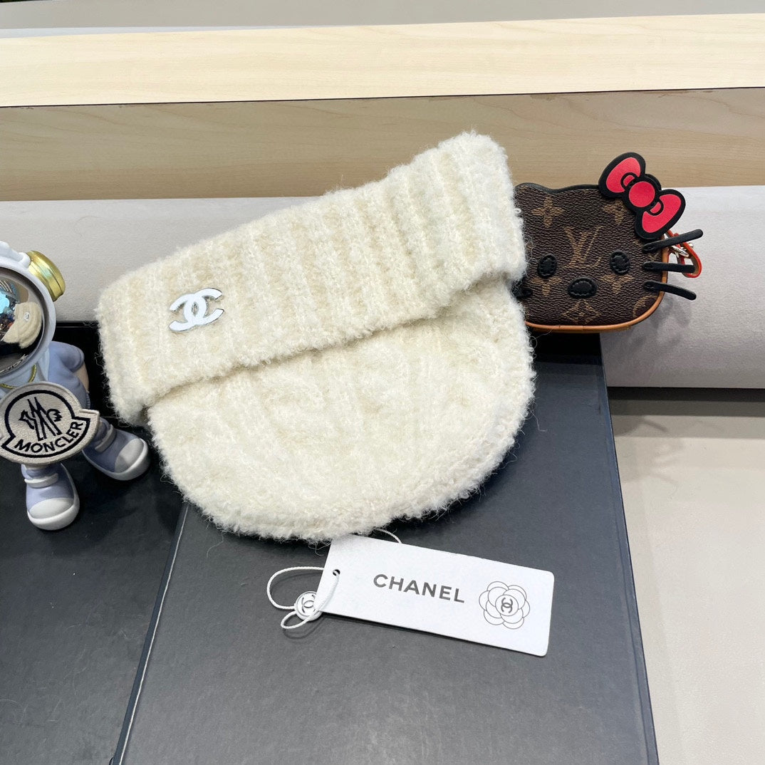 CHANEL BEANIE HAT IN WHITE WOOL 413328