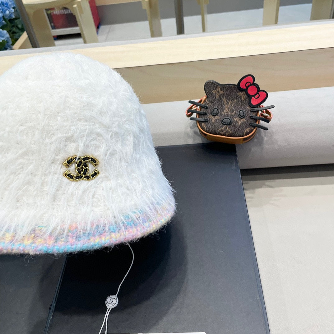 CHANEL BUCKET HAT IN WHITE LAMB FUR 419468