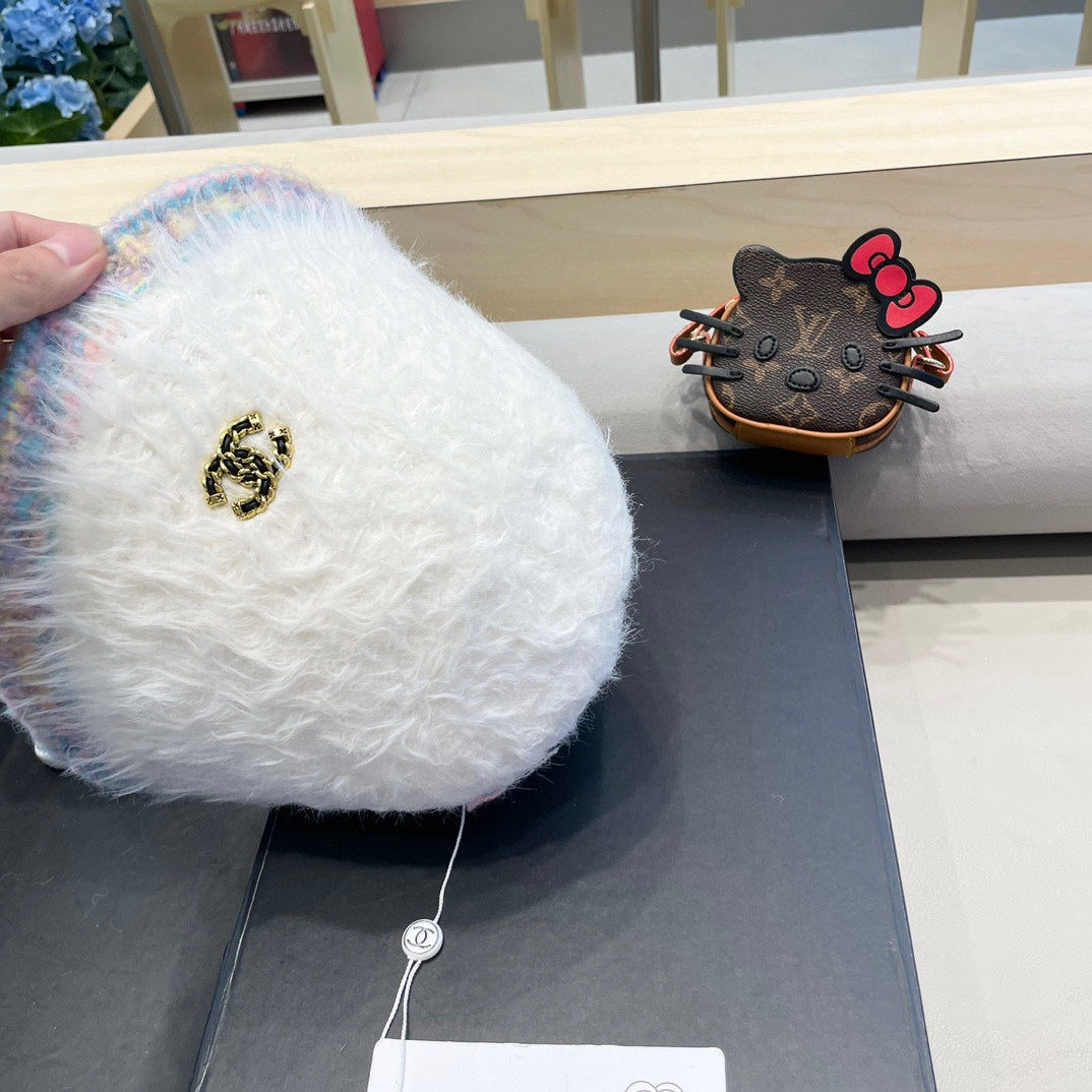 CHANEL BUCKET HAT IN WHITE LAMB FUR 419468