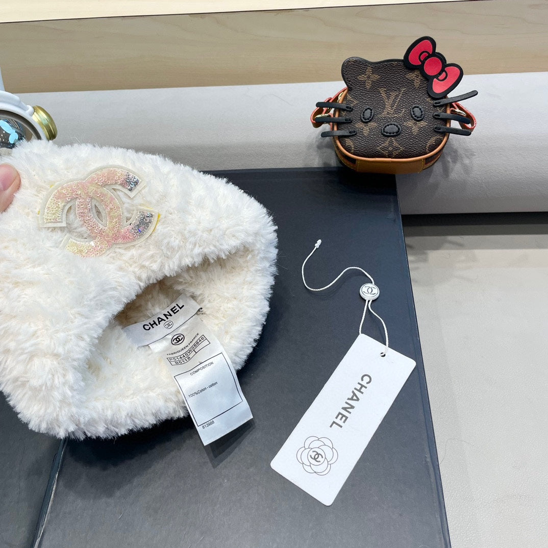 CHANEL BEANIE HAT IN WHITE SOLF FLEECE 419714