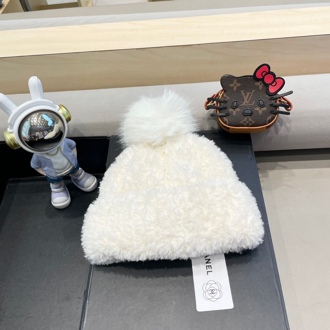 CHANEL BEANIE HAT IN WHITE SOLF FLEECE 419714