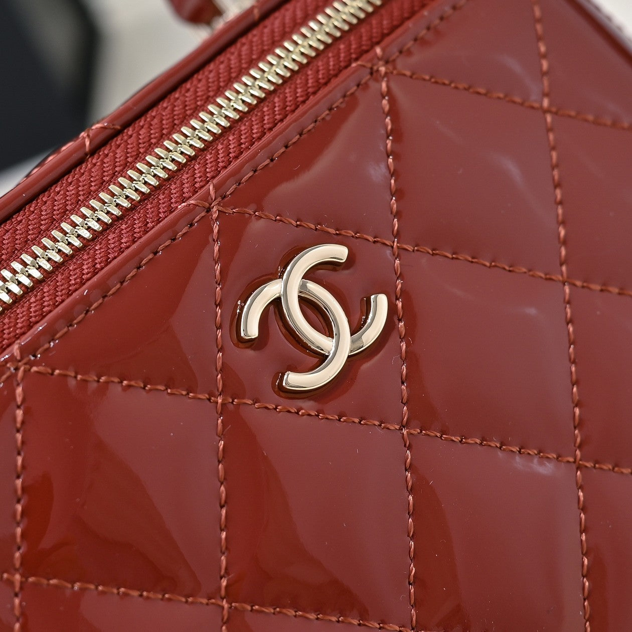 CHANEL 24P Vanity Top Handle 16.5cm Black Patent Calfskin Light Gold Hardware