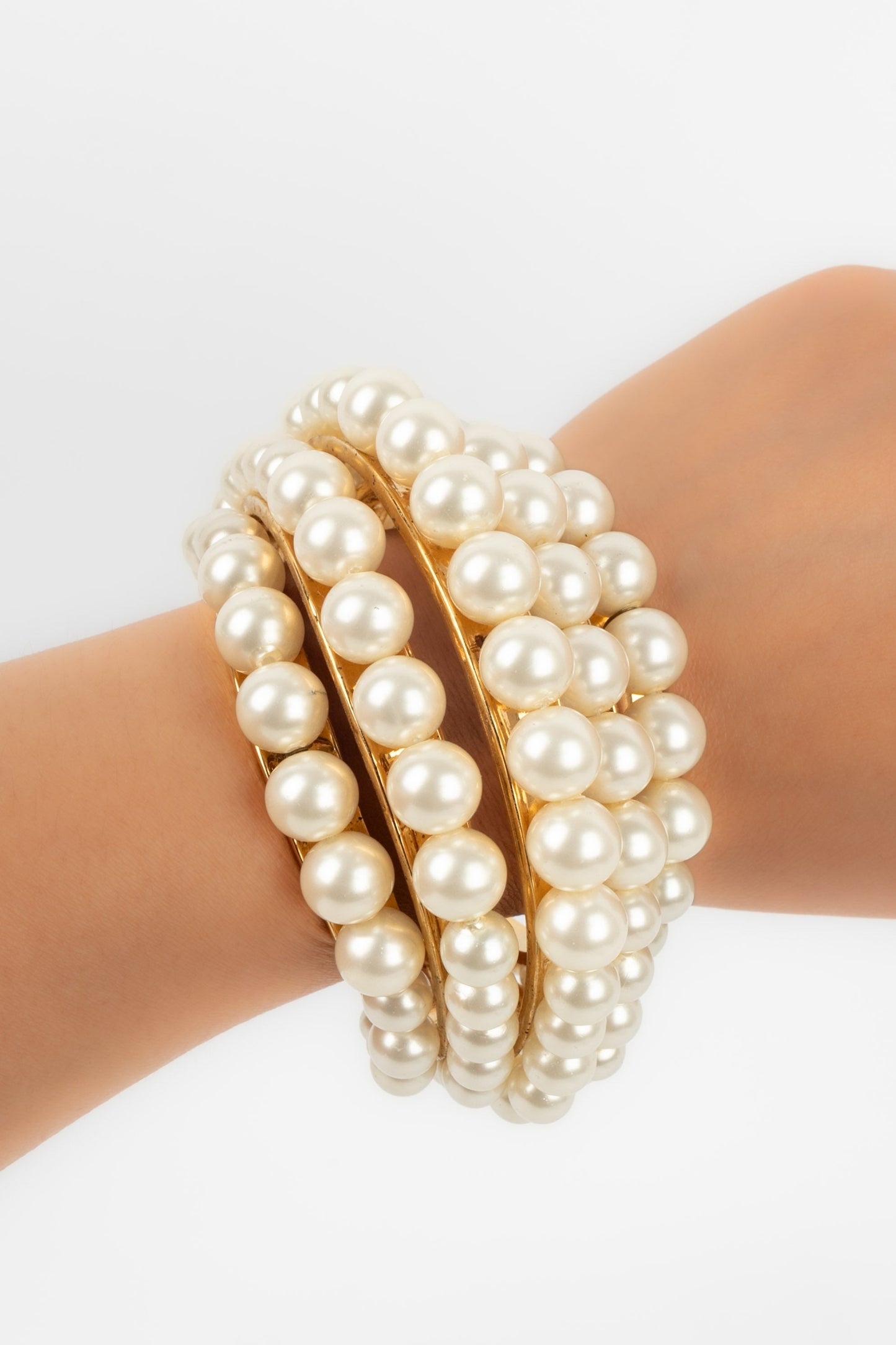 Bracelet manchette de perles nacres Chanel