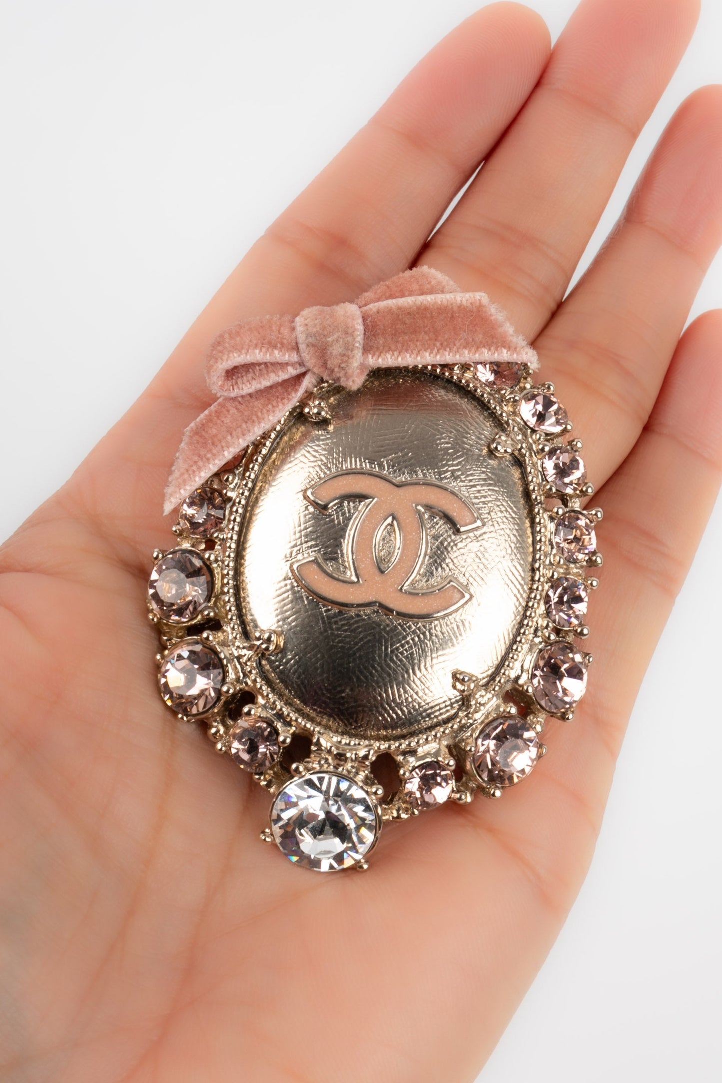 Broche mdaillon Chanel