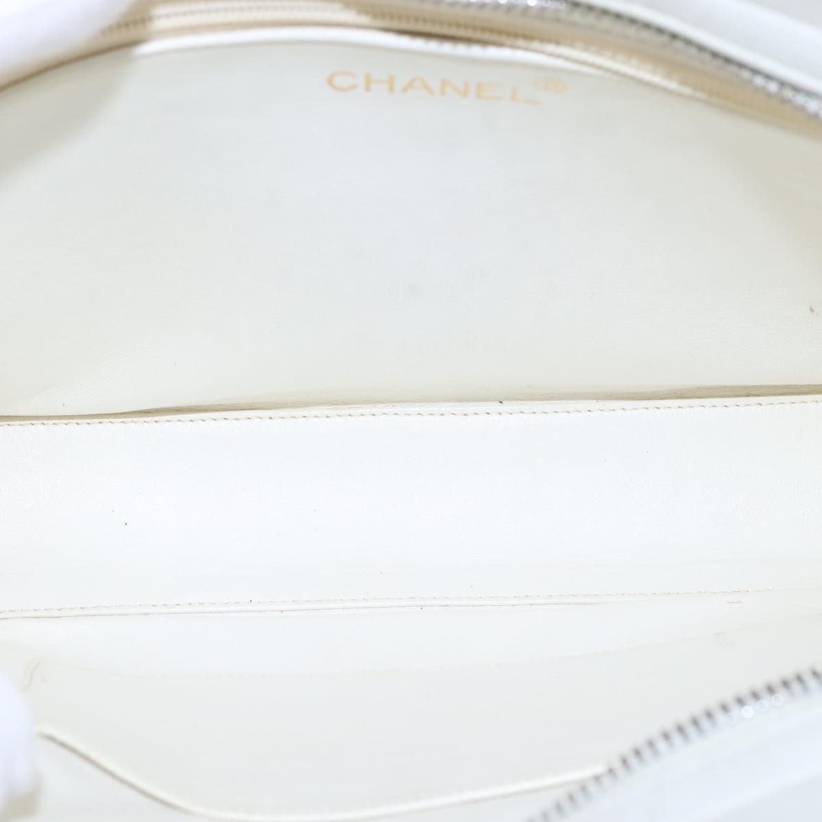 CHANEL Matelasse Shoulder Bag Leather White CC 106385