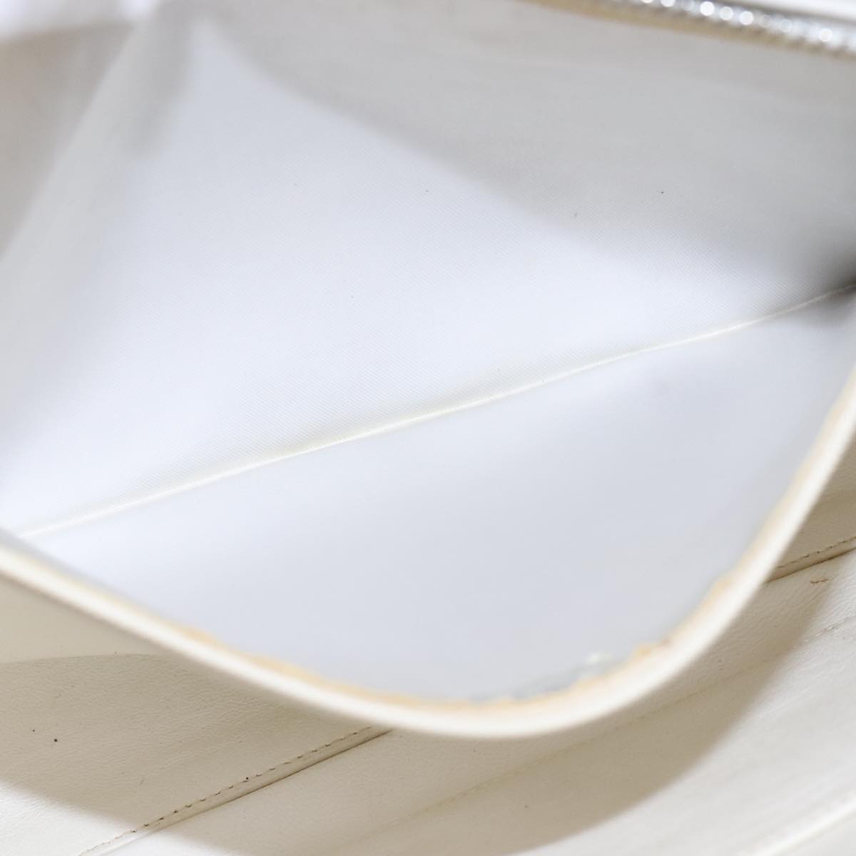 CHANEL Matelasse Shoulder Bag Leather White CC 106385