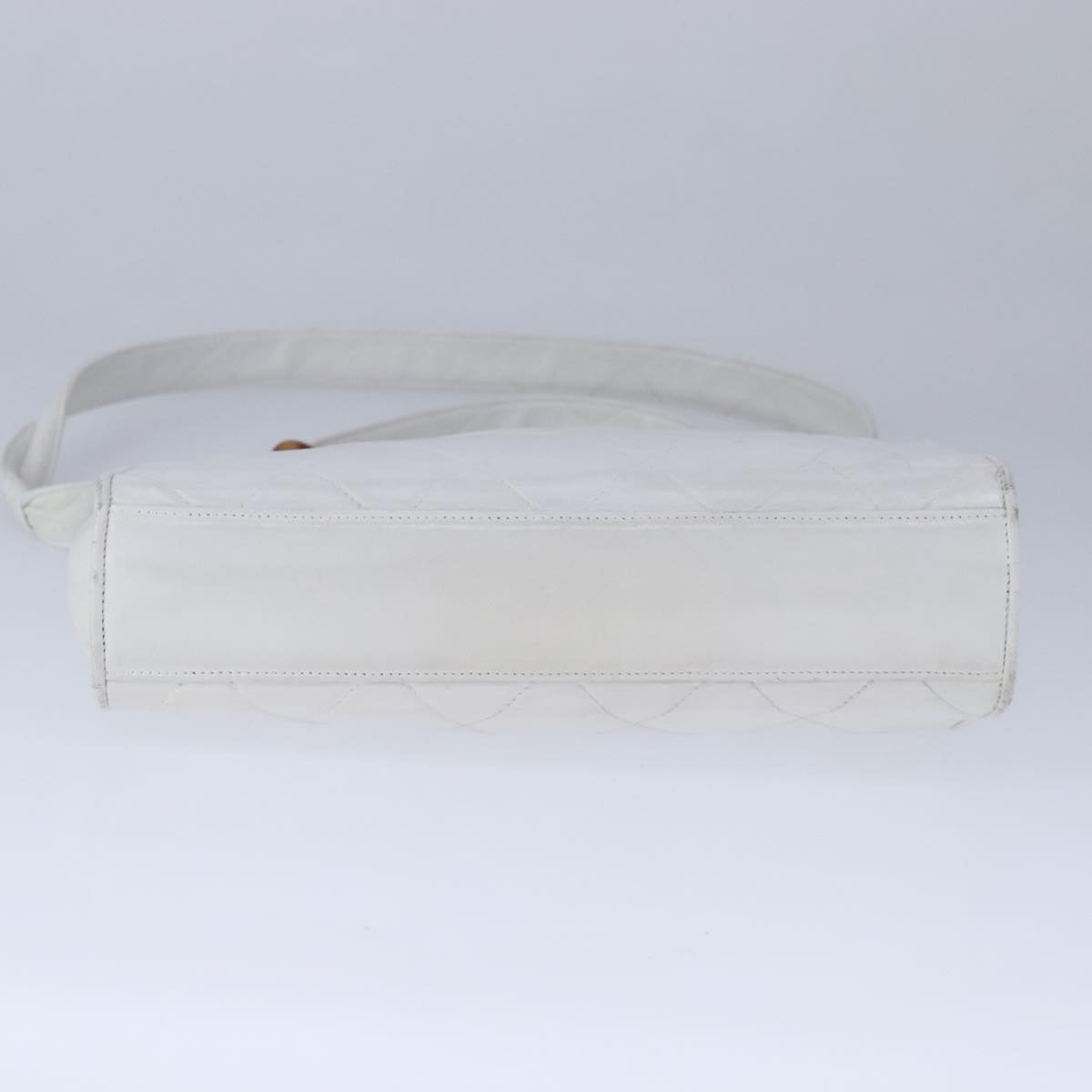 CHANEL Matelasse Shoulder Bag Leather White CC 106385