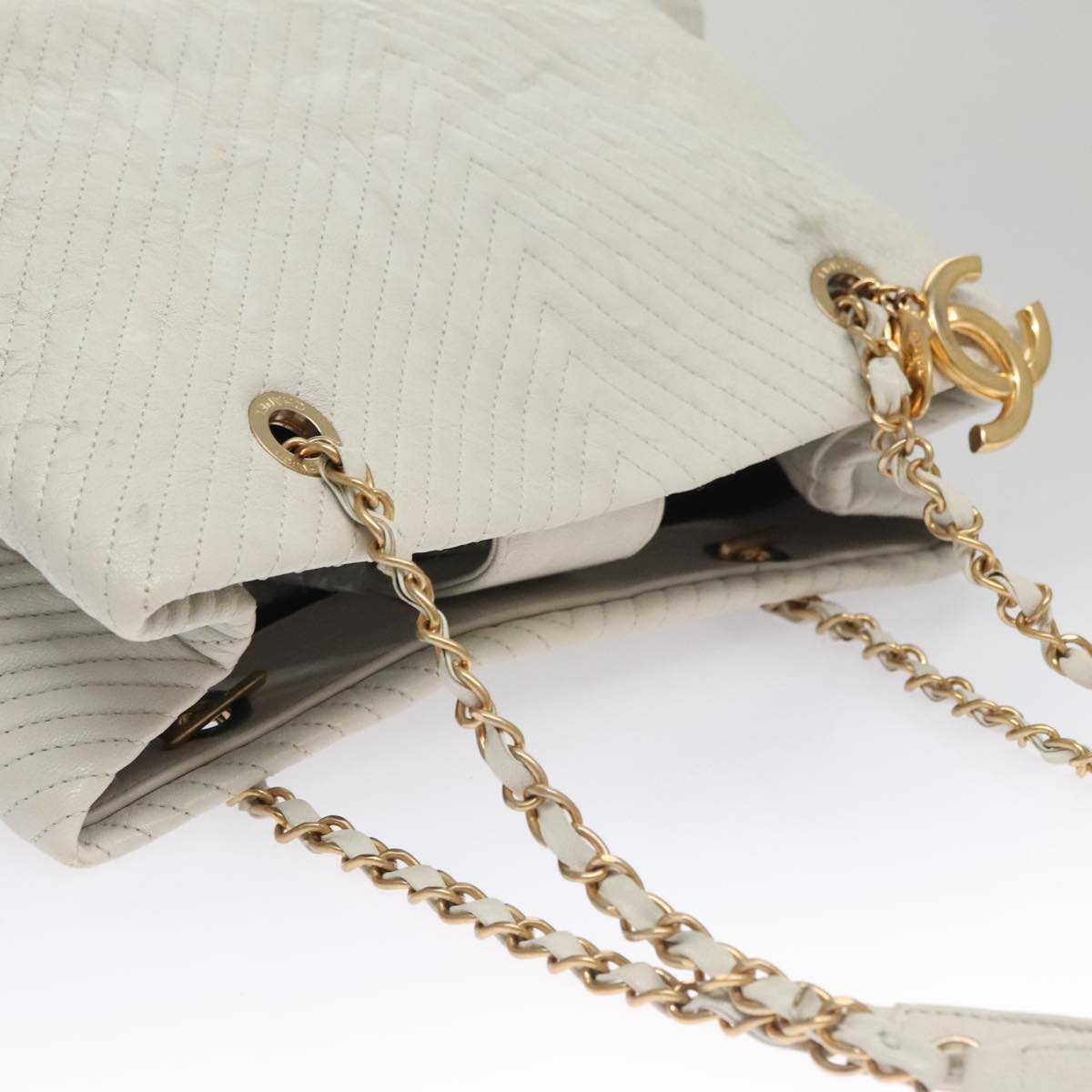 CHANEL Chain V Stitch Shoulder Bag Leather White Gold CC 106441