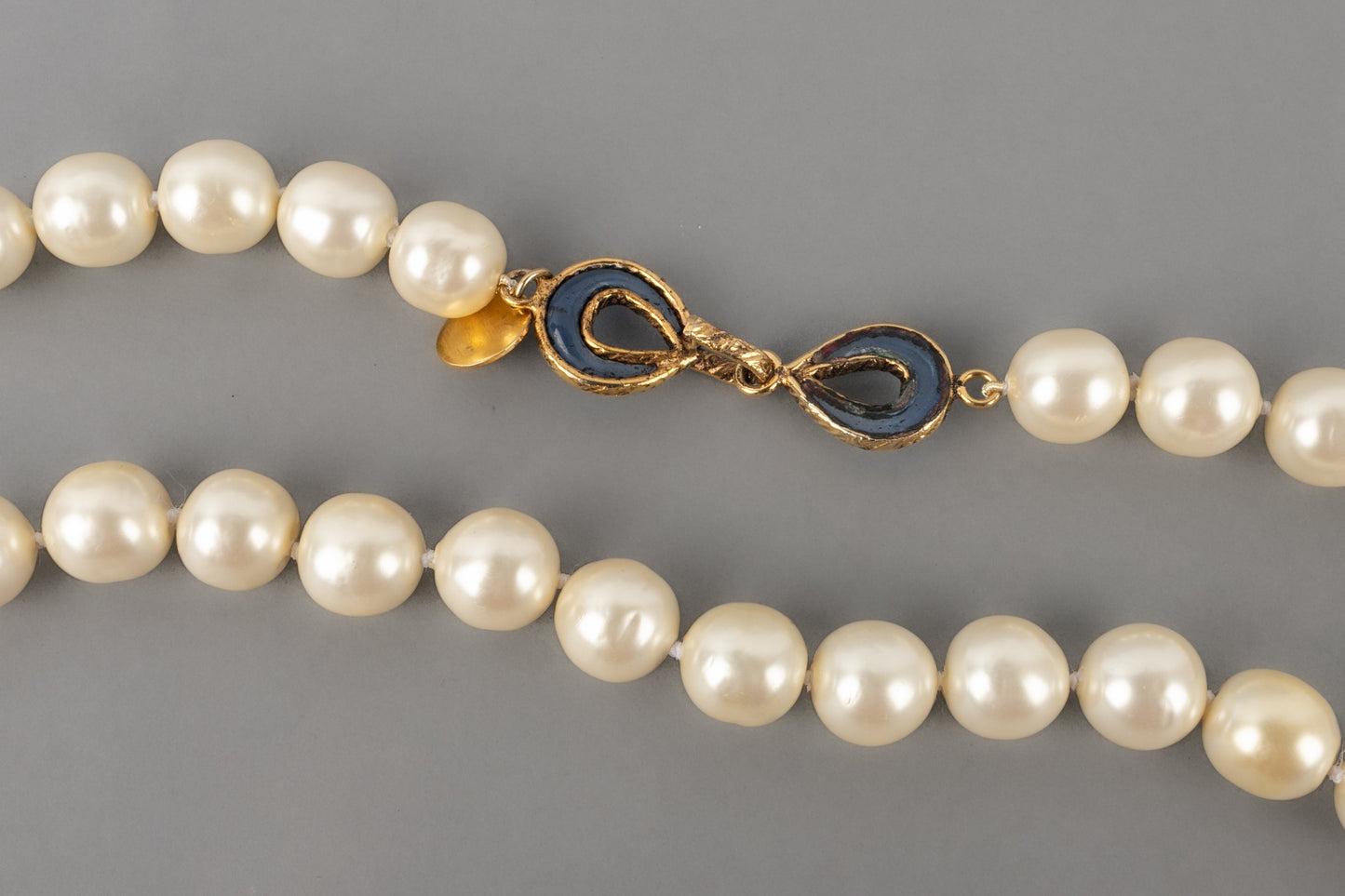 Collier / sautoir de perles nacres Chanel