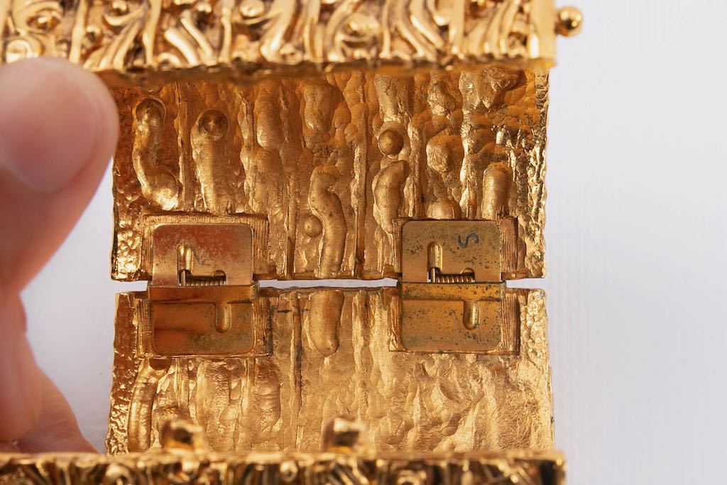 Bracelet manchette dore Chanel 1980s