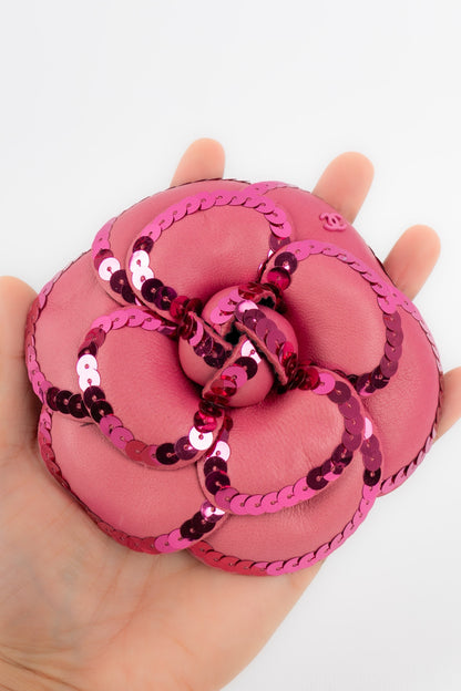 Broche camlia en cuir Chanel