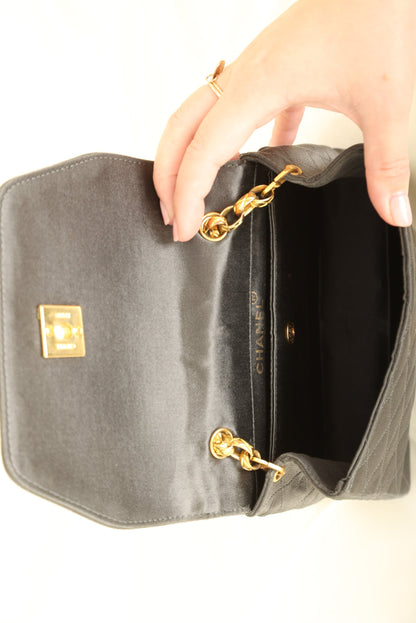 Extremely Rare Chanel 2005 Satin Trapezoid Bijoux Chain with Pouch