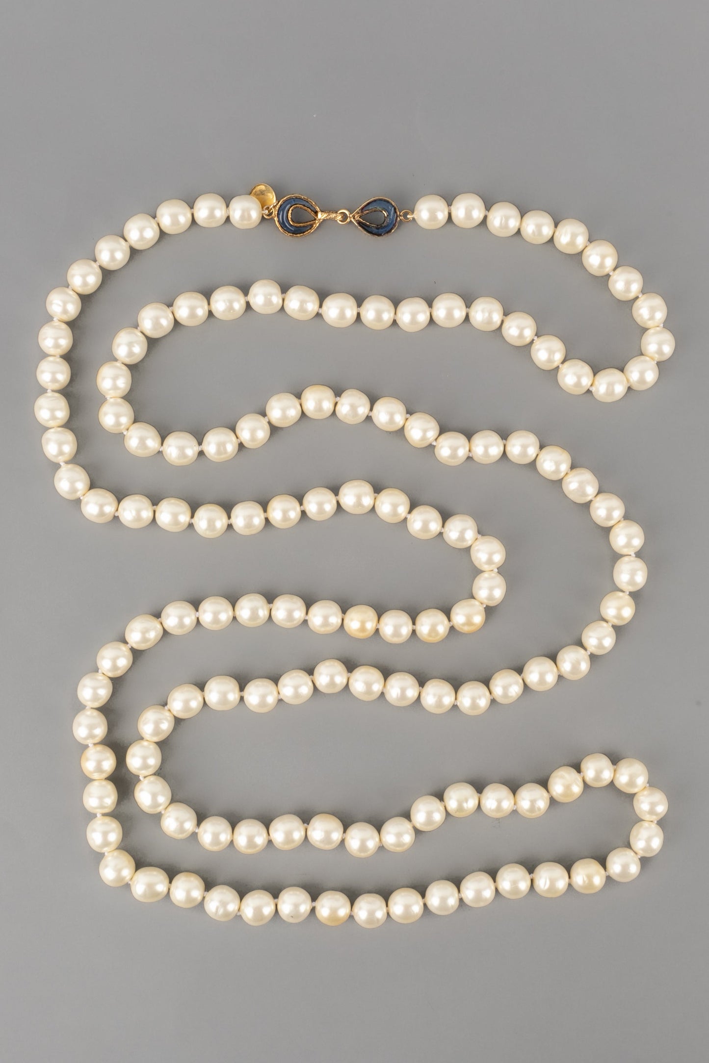 Collier / sautoir de perles nacres Chanel