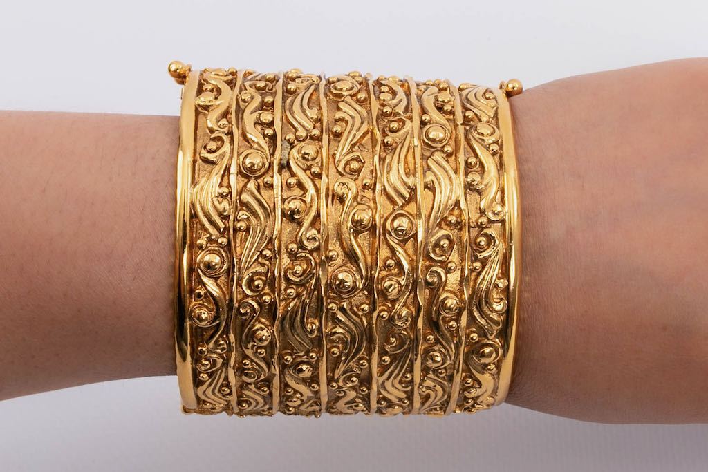 Bracelet manchette dore Chanel 1980s