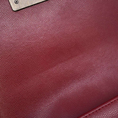 Chanel Sac Boy en cuir caviar rouge