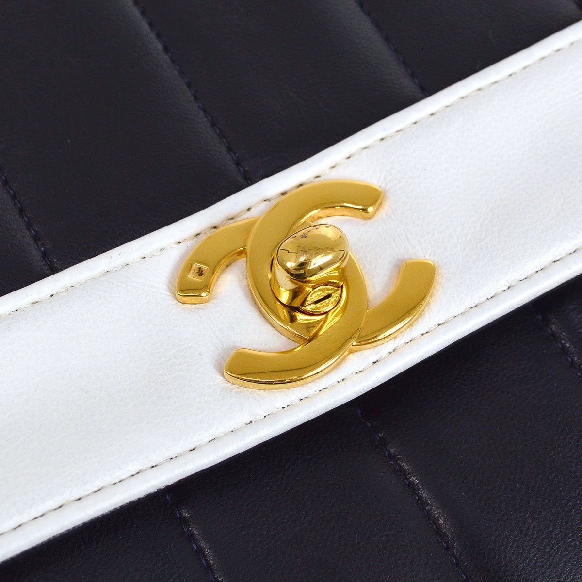 CHANEL 1991-1994 Vertical Border Flap Small Navy Lambskin