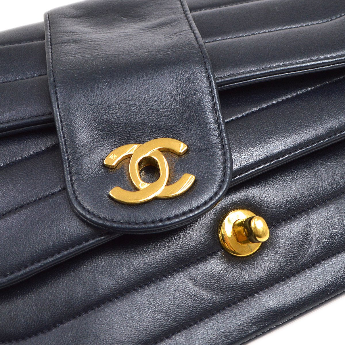 CHANEL 1991-1994 Vertical Flap Small Navy Lmabskin