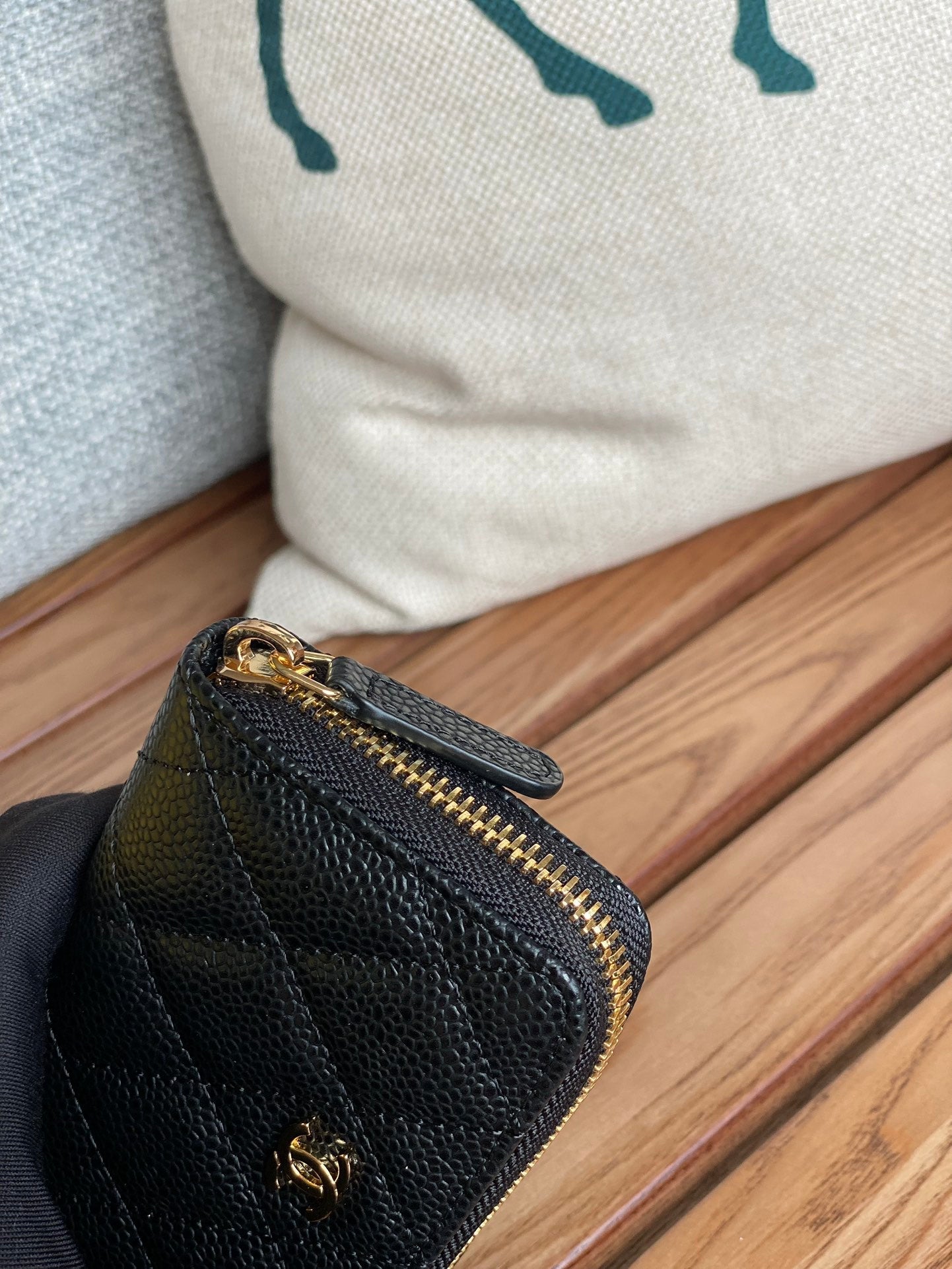 CHANEL zipped wallet 7.5cm black caviar gold hardware