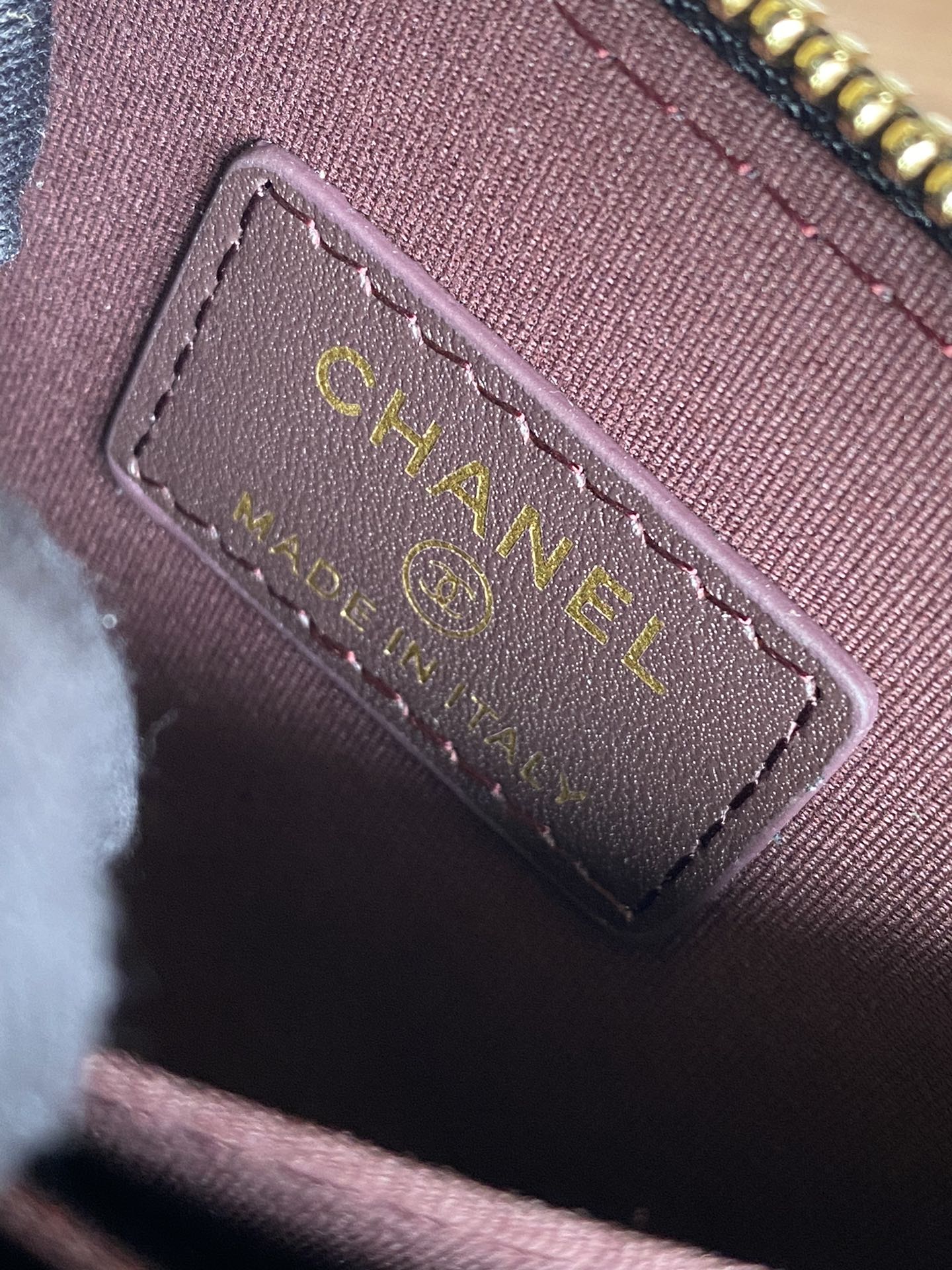 CHANEL zipped wallet 7.5cm black caviar gold hardware