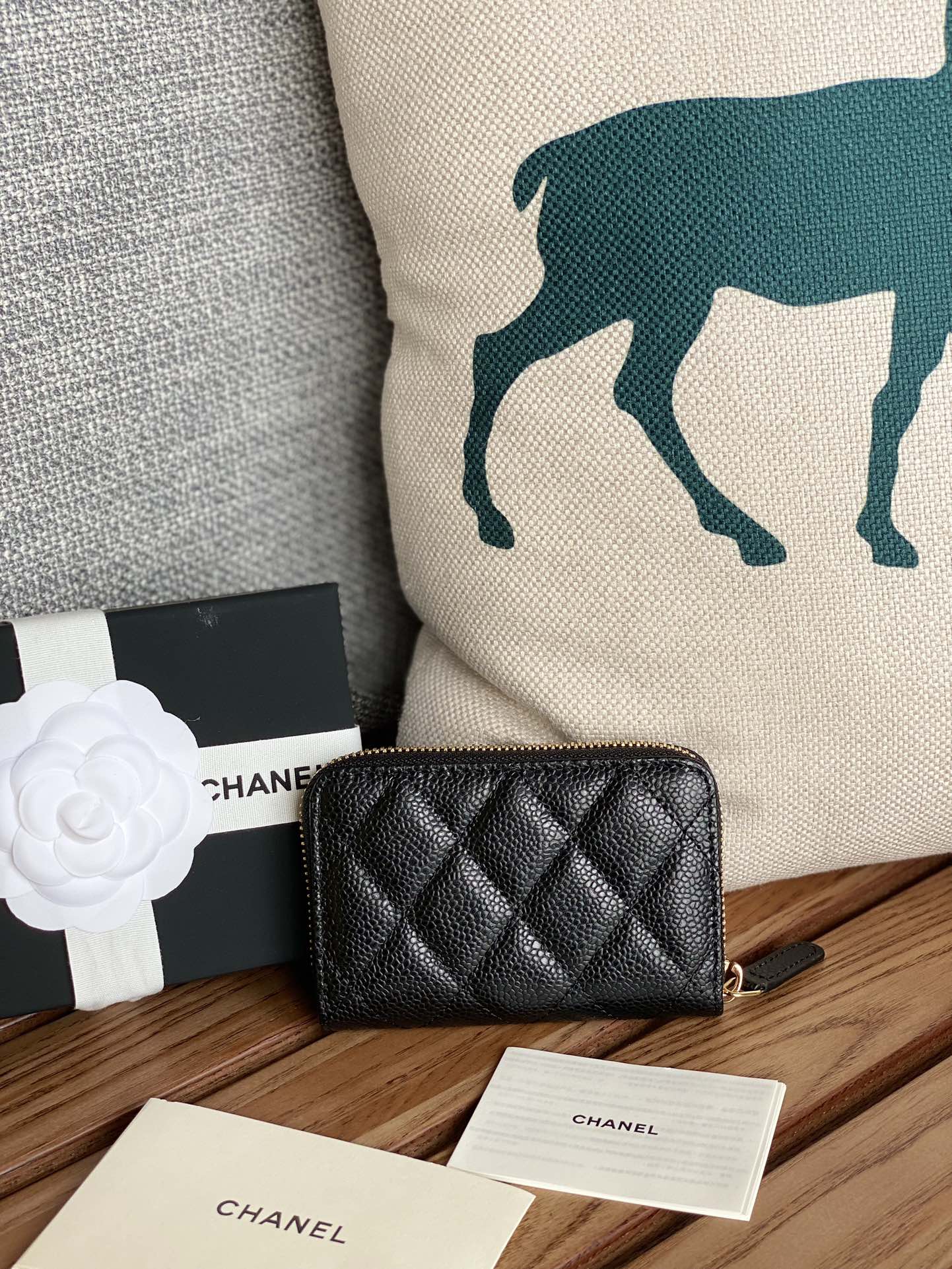 CHANEL zipped wallet 7.5cm black caviar gold hardware