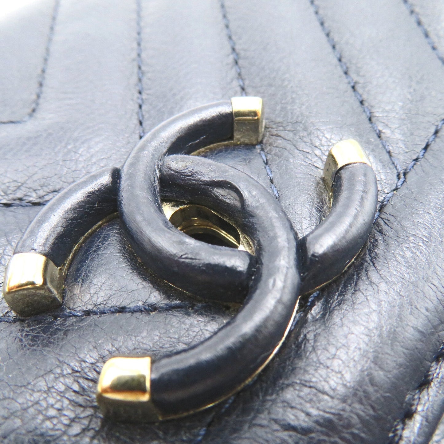 Chanel CC Chevron Flap Messenger Bag  Leather Shoulder Bag in New Condition