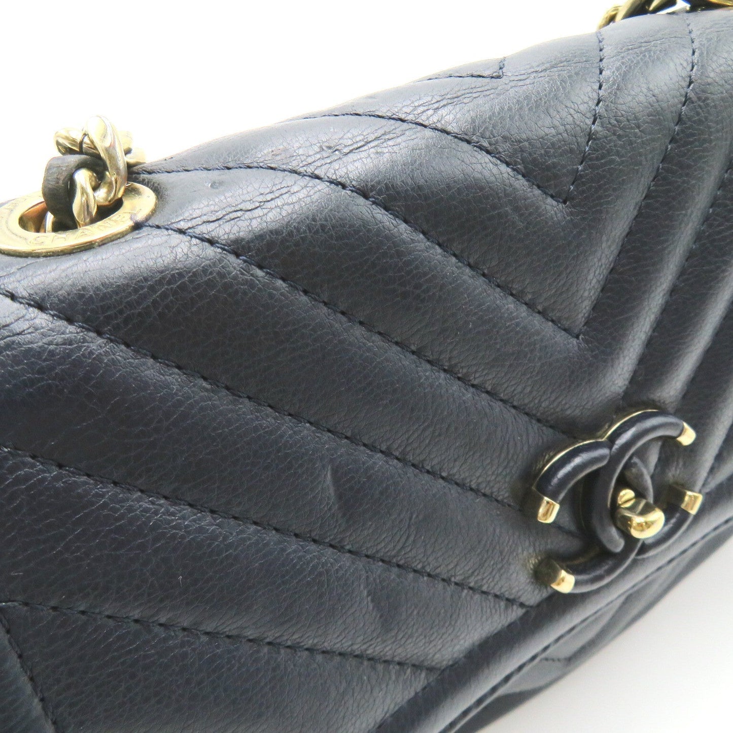 Chanel CC Chevron Flap Messenger Bag  Leather Shoulder Bag in New Condition