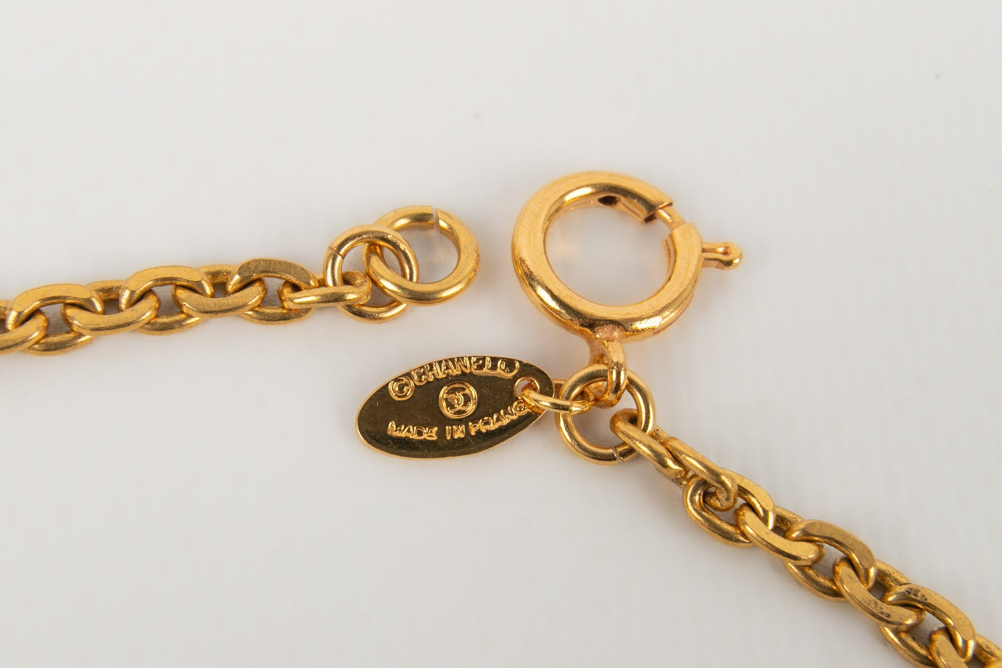 Collier / Sautoir en mtal dor Chanel 1980's