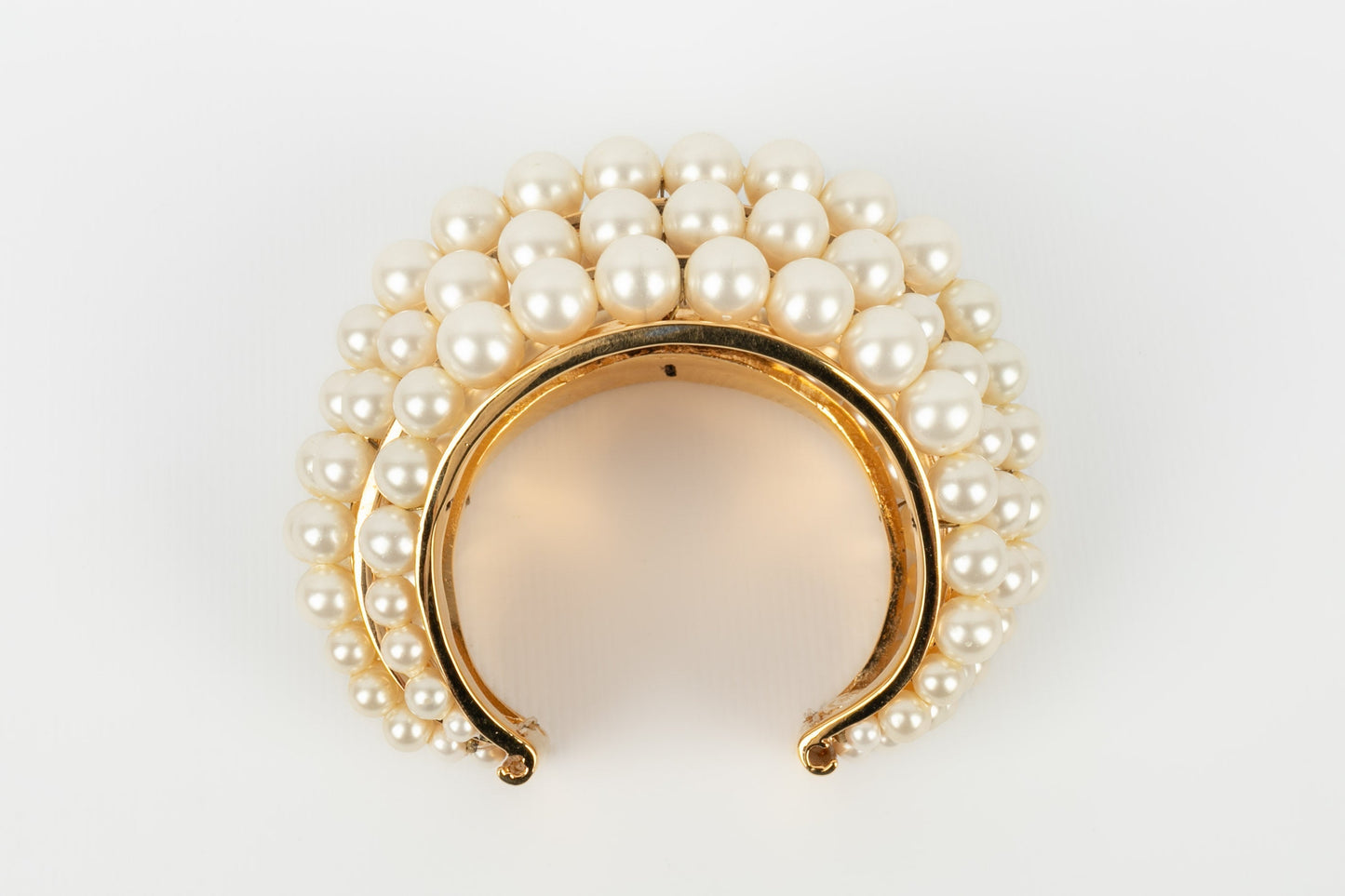 Bracelet manchette de perles nacres Chanel
